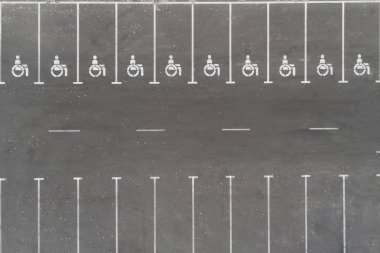 Özürlü sembol simge ile boş açık otopark. Prking yerler için Engelli kişi saklıdır. Hava dron görünümü