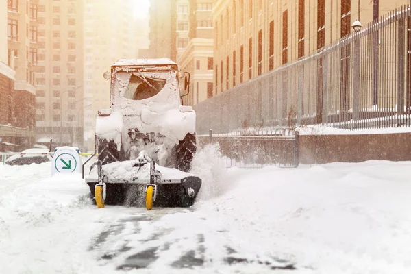 Tractor Con Cepillo Cuchara Limpieza Nieve Calle Ciudad Estacionamiento Después — Foto de Stock