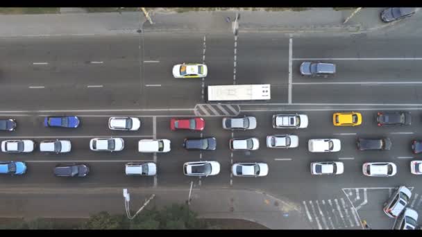 Luftaufnahme Einer Stadtstraße Mit Stau Viele Fahrzeuge Bewegen Sich Langsam — Stockvideo