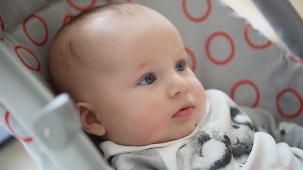 Lindo Niño Pequeño Sentado Cochecito Mirando Sonriendo Inocencia Emociones Infantiles — Vídeos de Stock