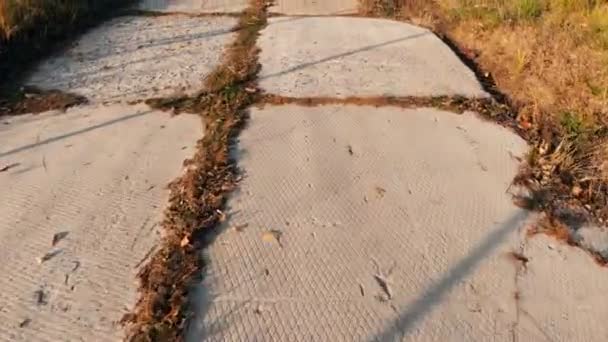 Drone Volando Sobre Placas Piedra Despegando Sobre Río Azul Despegue — Vídeo de stock