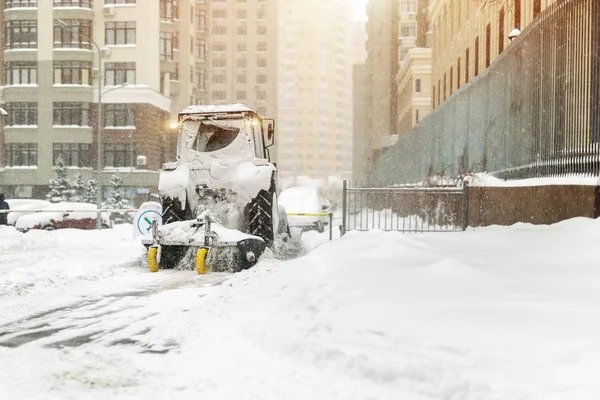 Traktor Kefe Gombóc Város Utcája Tisztító Parkoló Téli Nagy Havazás — Stock Fotó