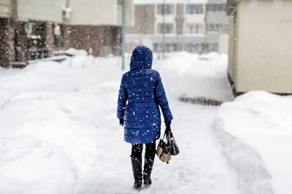 Vissza Séta Város Utca Alatt Erős Havazás Blizzard Télen Dawn — Stock Fotó