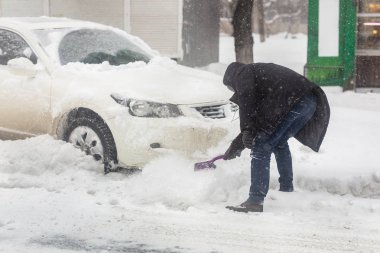 Araba ile kar drift şehir sokak üzerinde engellendi. Temizleme fırçası ile kar araçtan yoğun kar yağışı, blizzard ve fırtına sırasında dostum. Kışın hava tahmini.