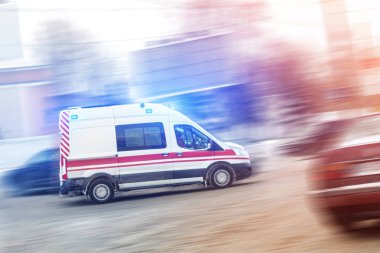 Ambulans rüşvet kar ile kaygan yolda şehir trafik sıkışıklığı ile yarış. Karayolu üzerinde trafik kazası