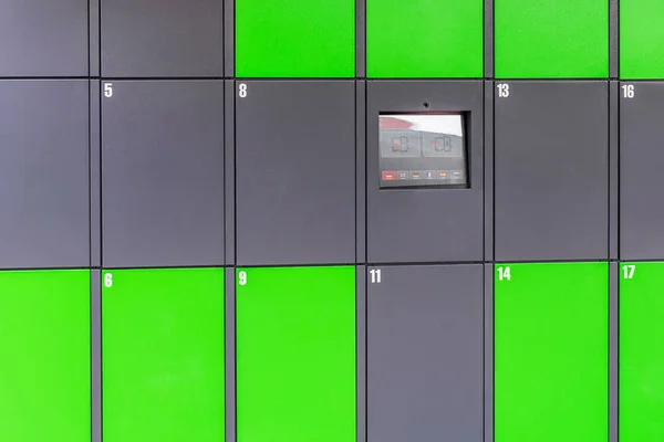 Wyświetlić zewnątrz zielony zautomatyzowane publiczne szafek z ekranem dotykowym. Autonomiczne post działki terminalu. Samoobsługowe ulicy cloackroom komórki maszyny — Zdjęcie stockowe
