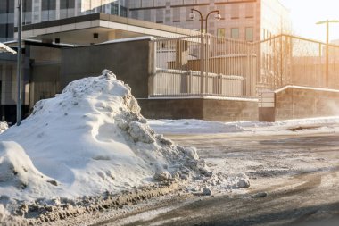 Kışın yoğun kar yağışı sonra caddenin üzerinde büyük rüzgârla oluşan kar yığını. Ofis Binası, yakınındaki kirli kar yığını blizzard sonrasında. Hava tahmini