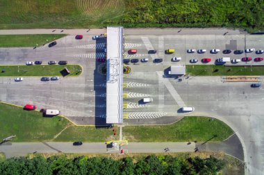 Havadan görünümü asfaltsız doğal park kamyon, treyler ve araba dolu. Yol ve daire Kavşağı yakınlarında dinlenme yer