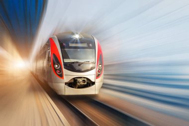 Hareketli hızlı terminal platform Modern yolcu yüksek hızlı elektrikli tren. Hareket bulanıklığı