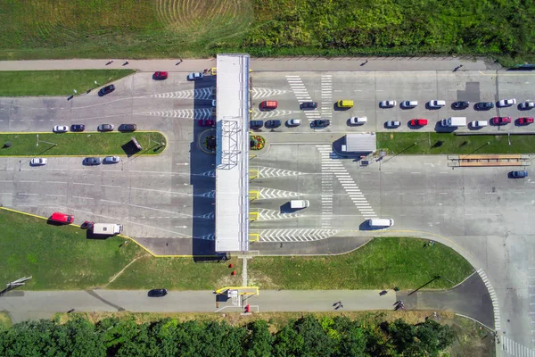 Vista aérea de estacionamiento natural sin pavimentar con un montón de camiones, remolques y coches. Lugar de descanso cerca de la carretera y el cruce de círculo —  Fotos de Stock