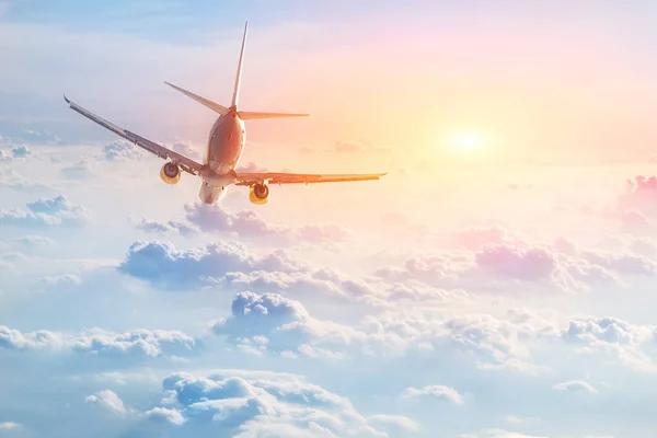 Αεροπλάνο Πετώντας Πάνω Από Την Όμορφη Φουντωτό Σύννεφα Στην Γραφική — Φωτογραφία Αρχείου
