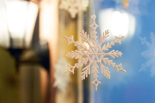 Karácsonyi Újévi Dísz Dekoráció Snowlake Hozott Meleg Lámpa Lattern Háttérben — Stock Fotó