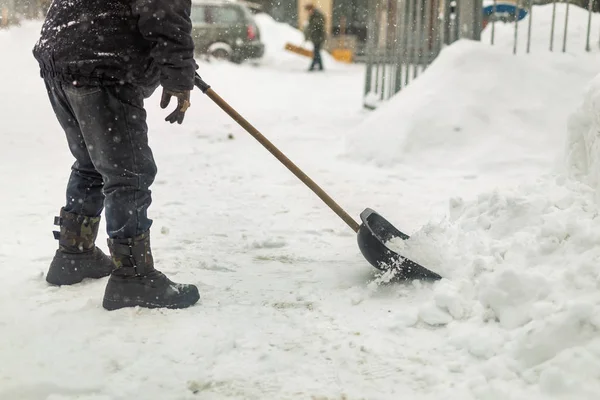 Ember Eltávolítása Járdán Nagy Havazás Után Hóvihar Blizzard Utóhatásaként Téli — Stock Fotó