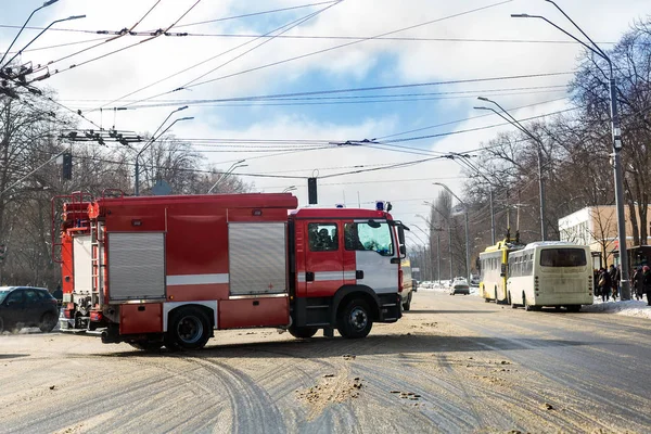 Firetruck Corse Attraverso Strada Della Città Strada Scivolosa Inverno — Foto Stock