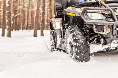Kış, ormandaki yakın çekim Atv 4wd dört kiralama. şiddetli kar yağışı ile derin tekerlek iz all-terreain araç tribünde 4WD. Mevsimsel ekstrem spor macera ve gezi. Boşaltmak.