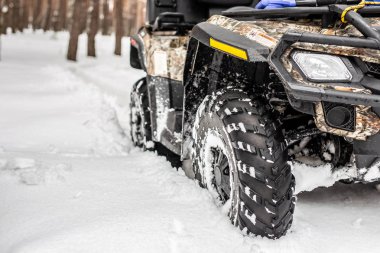Kış, ormandaki yakın çekim Atv 4wd dört kiralama. şiddetli kar yağışı ile derin tekerlek iz all-terreain araç tribünde 4WD. Mevsimsel ekstrem spor macera ve gezi. Boşaltmak.