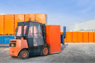 Boşaltma kamyon yarı römork ile sarılmış karton kutular açık havada forklift. Açıkhava ambar arka çalışır.