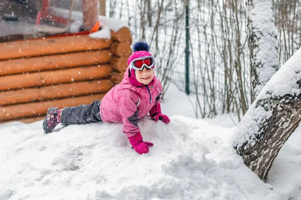 Roztomilá Holčička Barvě Růžové Sport Baví Hrát Venku Během Sněhových — Stock fotografie