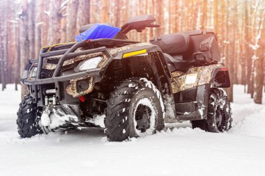 Kış, ormandaki yakın çekim Atv 4wd dört kiralama. şiddetli kar yağışı ile derin tekerlek iz all-terreain araç tribünde 4WD. Mevsimsel ekstrem spor macera ve gezi. Boşaltmak.