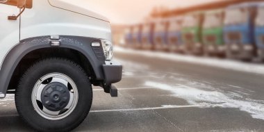 Kış açık havada otopark Bayilik yeni orta boy kamyonlara. Kamyon servis ve bakım. Teslim ve depo hizmeti.