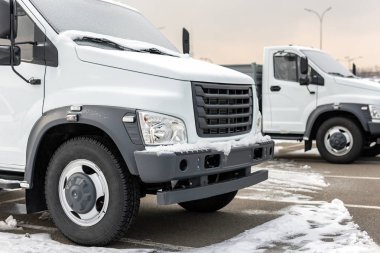 Kış açık havada otopark Bayilik yeni orta boy kamyonlara. Kamyon servis ve bakım. Teslim ve depo hizmeti.