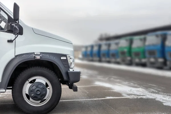 Nieuwe Middelgroot Camions Bij Dealer Parkeren Buiten Winter Truck Service — Stockfoto