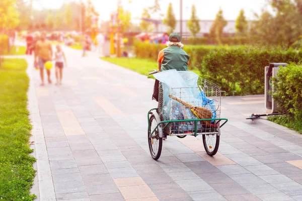 Limpiador Urbano Calles Bicicleta Con Bolsa Basura Través Del Parque —  Fotos de Stock