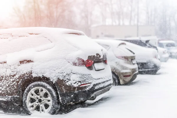 Autó Parkol Kültéri Parkoló Télen Sorban Járművek Alatt Erős Havazás — Stock Fotó