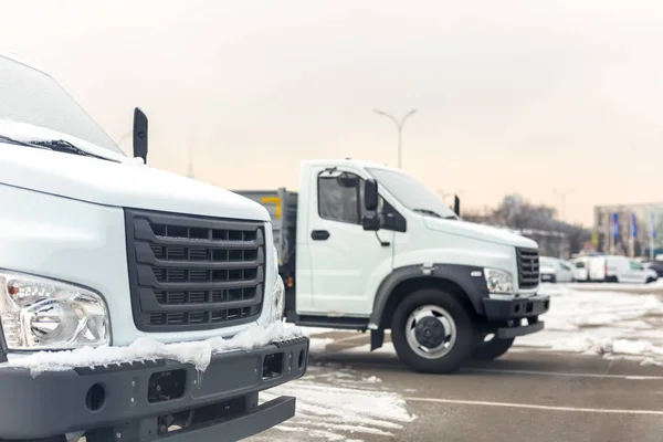 Nieuwe middelgroot camions bij dealer parkeren buiten op de winter. Truck service en onderhoud. Service leveren en magazijn — Stockfoto