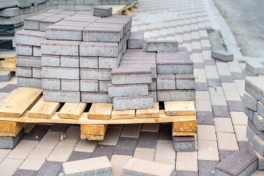 Gri kaldırım döşeme ahşap taban üzerinde yığınları satır. Beton taş parke bayrak. Genel trafiğe kapalı alana yenileme. Lamdcaping ve şehir parkı bölgede geçit yenileme