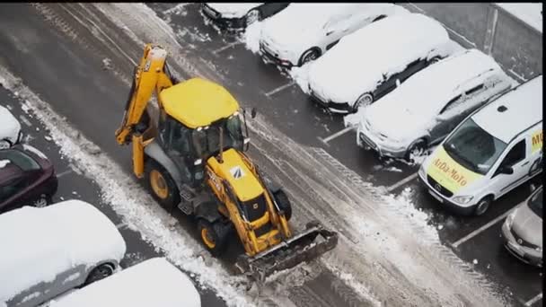 December 2018 Kiev Oekraïne Trekker Schoonmaken Van Sneeuw Ijs Straat — Stockvideo