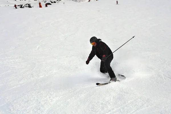 中高年スキーヤー冬のスキー場でダウンヒル中に落ちた スキー場での事故は スキー ビンディングを外すため斜面します 極端な冬のスポーツ活動 — ストック写真