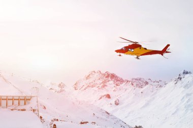 Helikopter yamaçlarında kayak merkezi Alp Dağları'nda, iniş kurtarma. Acil kaza Servisi.
