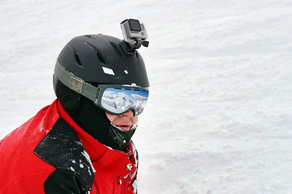 Narciarz Lub Snowboardzista Portret Sport Okulary Hełmem Zamontowanym Działania Aparatu — Zdjęcie stockowe