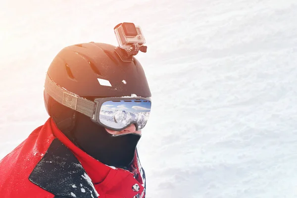 Retrato Snowboarder Esquiador Óculos Desporto Capacete Proteção Com Câmera Ação — Fotografia de Stock