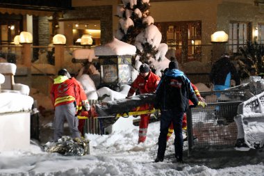 16 Ocak 2016 - Hinterglemm, Avusturya: kurtarma ilk yardım ekibi hamle yaralı sonra kaza kayakçı ratrack makineden ambulansa. Ski resort acil yardım.