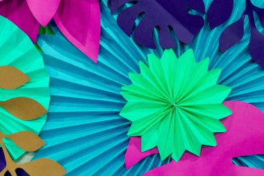 Renkli tropikal kağıt çiçek arka plan. çok renkli çiçek ve yaprak kağıttan yapılmış.