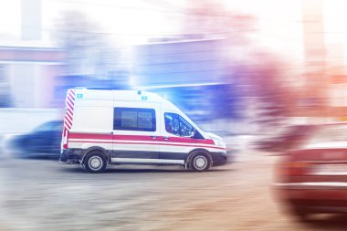 Ambulans rüşvet kar ile kaygan yolda şehir trafik sıkışıklığı ile yarış. Karayolu üzerinde trafik kazası.