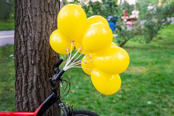 Bunch Bright Yellow Balloons Bicycle Big Tree City Park Green — Stock Photo, Image