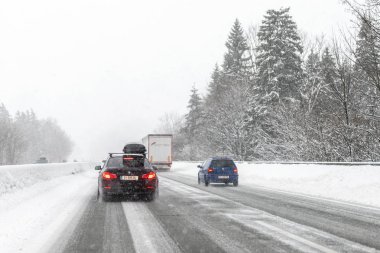 5 Ocak 2019 - Salzburg alan, Avusturya: Trafik reçel yoğun kar yağışı ve blizzard fırtına nedeniyle karayolu yolda.
