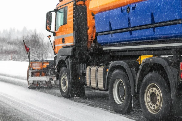 Snowplow truck rimozione neve sporca dalla strada della città o autostrada dopo pesanti nevicate. Situazione stradale. Previsioni meteo per i conducenti. Manutenzione stradale stagionale — Foto Stock