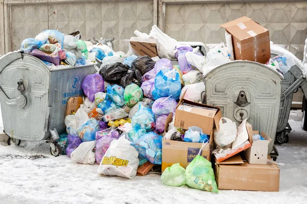 Kiew, Ukraine - 9. Dezember: Überfüllte Mülltonnen in der Stadtstraße wegen des Streiks der Entsorger — Stockfoto