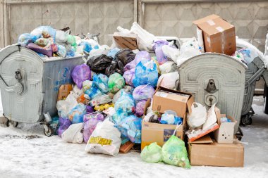 Kiev, Ukrayna - 9 Aralık 2018: Çöp Kovaları semt hizmet işçiler grev kaldırma bertaraf nedeniyle cadde üzerinde taştı