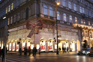 Vienna, Avusturya - 6 Ocak 2017: eski tarihi Viyana merkezinde gece binanın cephesinde Opera theaterwith büyük parlak dekorasyon kırmızı yay yakınındaki sokak köşesi