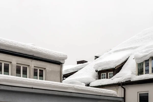 Tető Ablak Vastag Hóréteg Épület Télen Hóesés Hóvihar Időjárás Előrejelzés — Stock Fotó