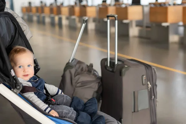 Słodkie Śmieszne Dziecko Kaukaski Chłopiec Siedzi Wózek Pobliżu Bagażu Terminalu — Zdjęcie stockowe