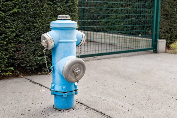 Mavi Metal Vintage Yangın Hidrant City Sokak Asfalt Yolda — Stok fotoğraf