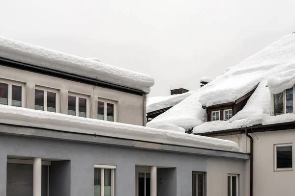 Techo Edificio Con Ventana Capa Nieve Gruesa Invierno Pronóstico Del — Foto de Stock