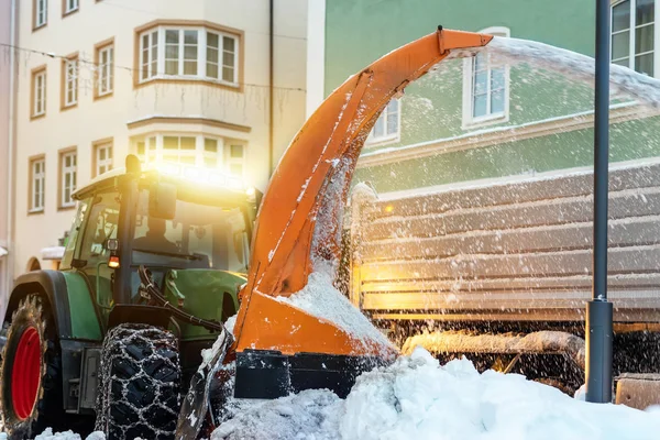 Nagy Traktor Kerék Hófúvás City Utcai Billenős Testbe Láncokkal Takarítás — Stock Fotó