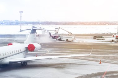 Önce havaalanında hareket kış içinde özel jet tuzlama. Uçak donma karşı koruma sağlar. Yolcu iş uçağı antifriz sıvı ile kaplama işlemi.